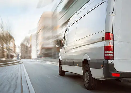 Transporter fährt in der Stadt